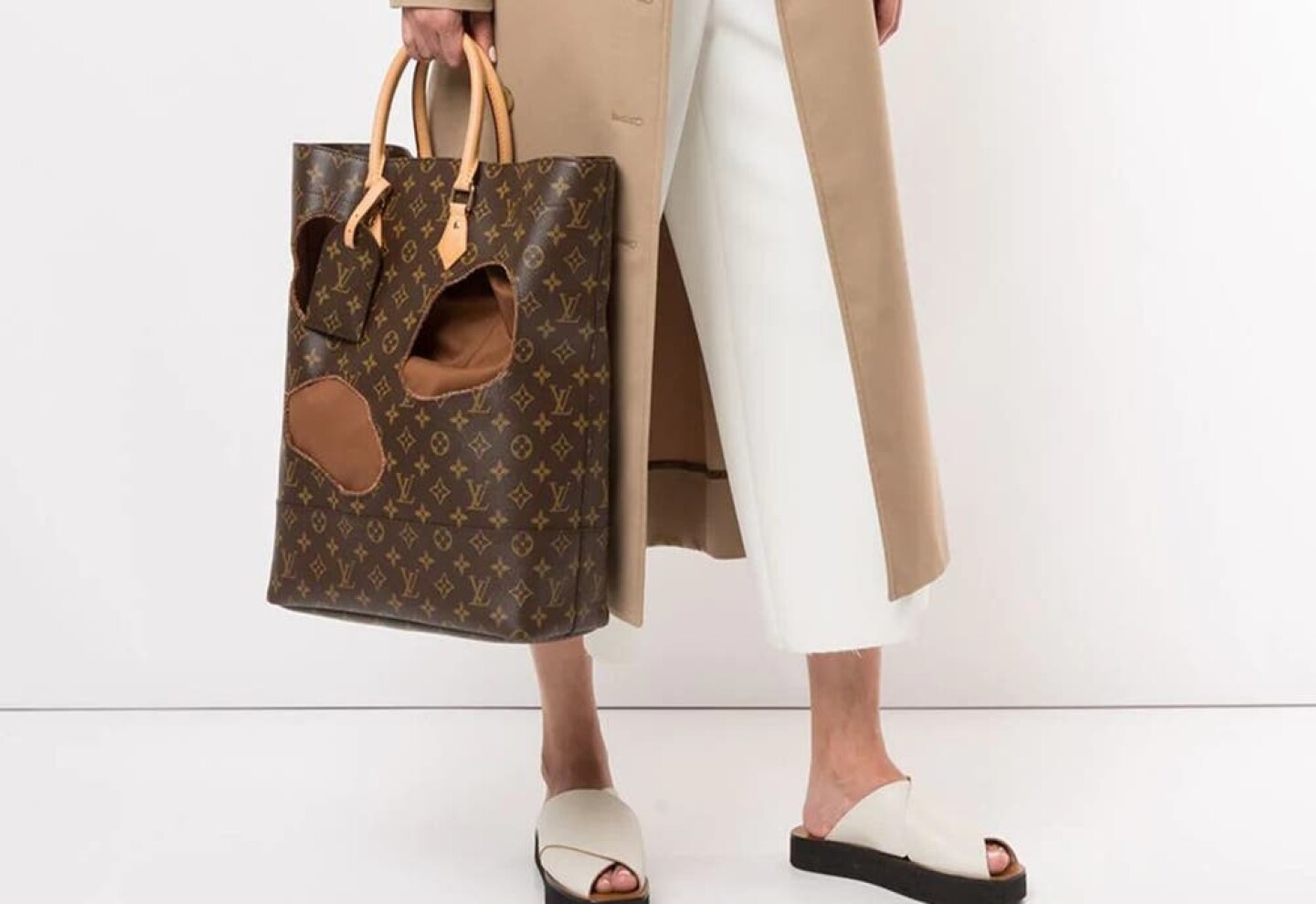 Venden un bolso Louis Vuitton de segunda mano con agujeros por US